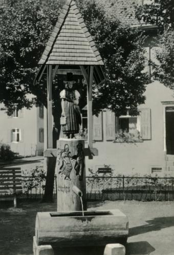 Titisee-Neustadt ca 1935, Brunnen der Neustädter Tracht