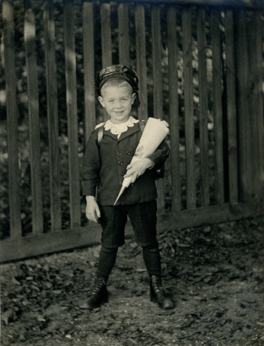 Bub mit Schultüte, 1921