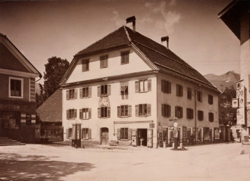 Reutte vor 1936, Falger-Haus an der Hauptkreuzung mit Tankstelle