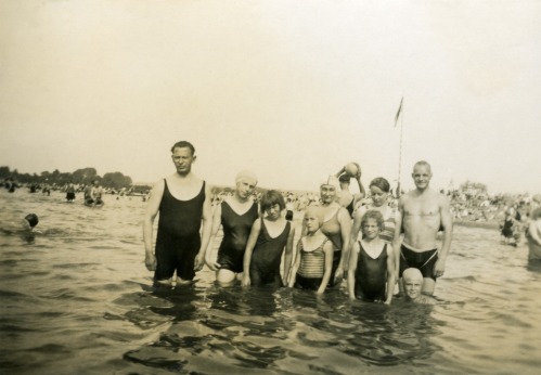 Bademode 1932, an einem See in Deutschland