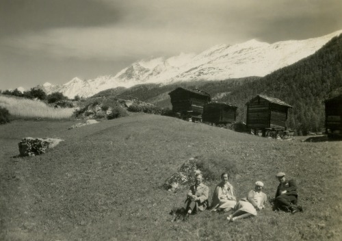Zermatt ca 1930, Wanderung auf den Bergwiesen