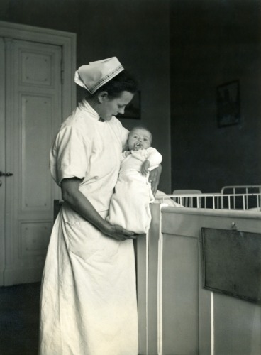 Krankenschwester mit Kind, 1934