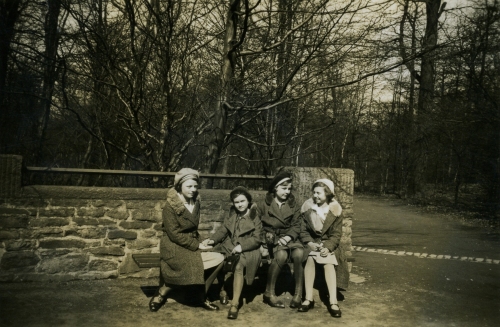 Bochum 1932, Mädchen machen einen Spaziergang im Südpark