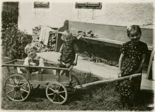 Kinder mit Leiterwagen, 1936
