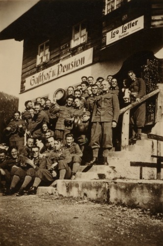 Pflach 1935, Militär vor dem Gasthof Lotter