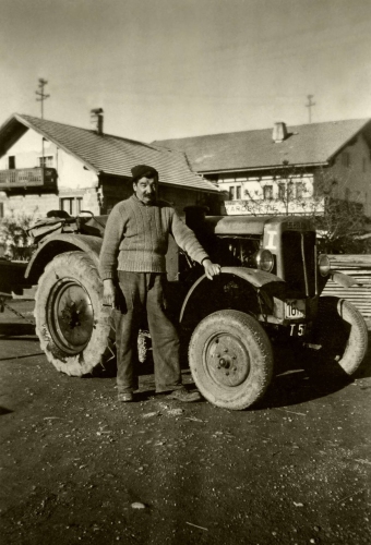 Reutte ca 1950, Landwirt mit Traktor